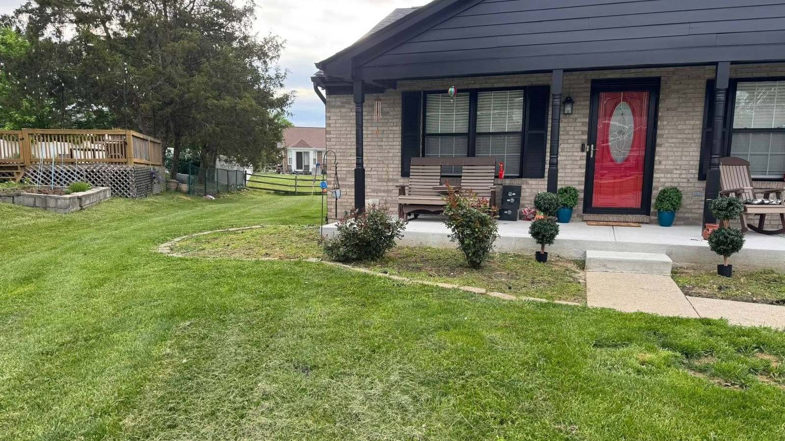 A maintained Northern Kentucky front yard